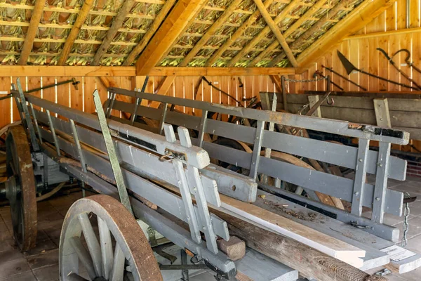 荷兰农舍，有旧棚屋和木制车厢 — 图库照片