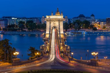 Budapeşte 'deki köprüde trafik ışıkları var.