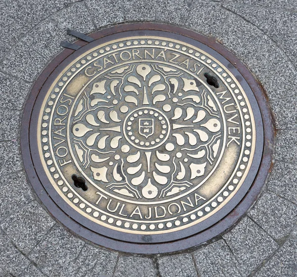 Decorated manhole cover downtown in Budapest, capital city Hungary — Stock Photo, Image