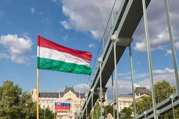Bandera de Hungría y Eslovaquia en el puente de la cadena Budapest, Hungría — Foto de Stock