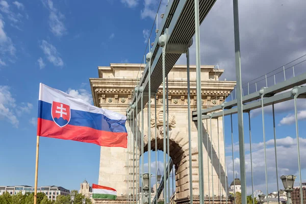 Eslavovak y bandera húngara en el puente de la cadena Budapest, Hungría — Foto de Stock