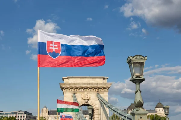 Eslavovak y bandera húngara en el puente de la cadena Budapest, Hungría — Foto de Stock