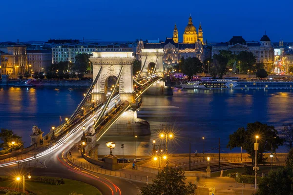 Будапештский цепной мост в сумерках со светофорами — стоковое фото