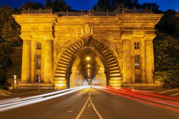 ハンガリーのブダ城トンネル-長時間露光の写真の夜 — ストック写真