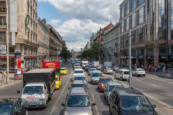 Rua comercial no centro de Budapeste com tráfego durante a hora de ponta — Fotografia de Stock