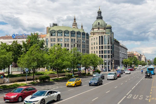 Calle principal del centro de Budapest con tráfico durante la hora punta — Foto de Stock