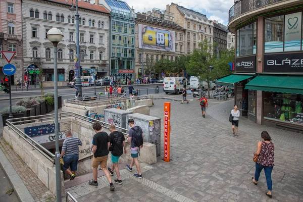 Winkelen straat in het centrum van Boedapest met verkeer tijdens de spits — Stockfoto