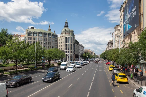 Hoofdstraat in het centrum van Boedapest met verkeer tijdens de spits — Stockfoto