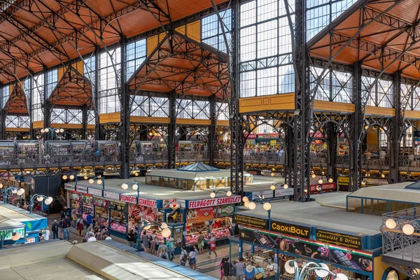 Shoppinng people Great Market Hall in Budapest, Hungary, — Stock Photo, Image