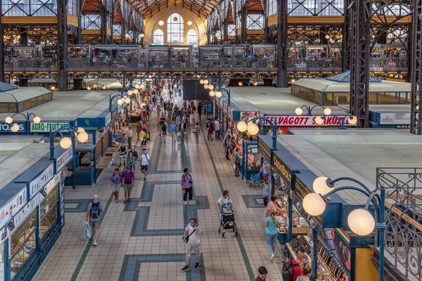 Winkelende mensen Grote Markthal in Boedapest, Hongarije, — Stockfoto