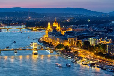Tuna Nehri boyunca Zincir Köprüsü ve Meclis Binası ile Günbatımı Budapeşte