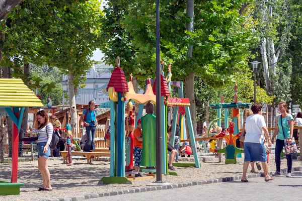 Crianças brincando em um playground no Zoológico de Budapeste, Hungria — Fotografia de Stock