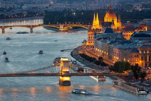 Дунай Будапешт с Цепным мостом и зданием парламента — стоковое фото