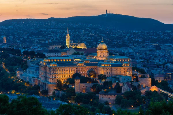 Luftaufnahme beleuchtete Budapest Burg bei Sonnenuntergang in Ungarn — Stockfoto