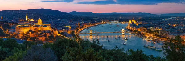 Tuna Nehri boyunca Zincir Köprüsü ve Meclis Binası ile Günbatımı Budapeşte