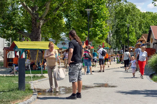 Pessoas perto do parque infantil Jardim Zoológico de Budapeste enchendo uma garrafa de água — Fotografia de Stock