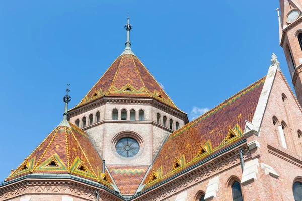 Kalvinistiska kyrkan med vackra takplattor Budapest, Ungern — Stockfoto