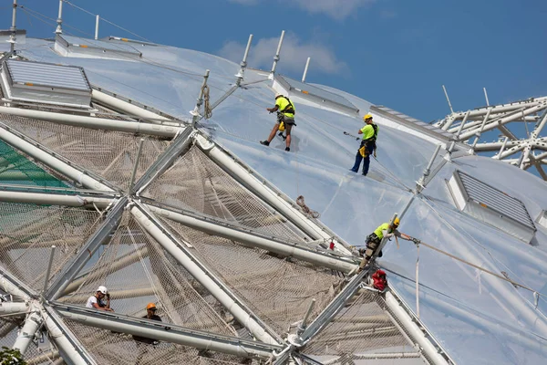 Robotnicy budujący dach nowego budynku Budapest Zoo — Zdjęcie stockowe