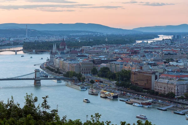 Sonnenuntergang entlang der Donau mit Kettenbrücke und Parlamentsgebäude — Stockfoto