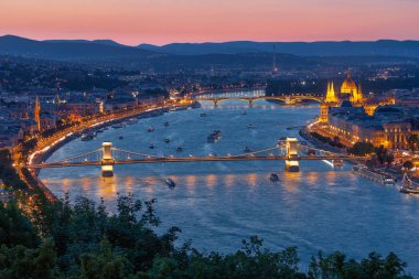 Tuna Nehri boyunca Zincir Köprüsü ve Meclis Binası ile Günbatımı Budapeşte