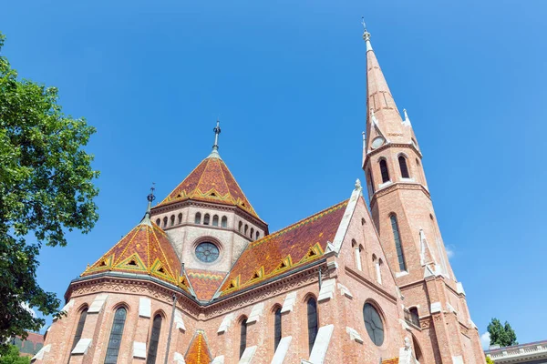 Kalvínský kostel s krásnými střešními deskami Budapešť, Maďarsko — Stock fotografie