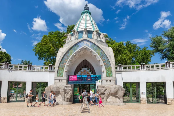 Visitantes perto da entrada do Jardim Zoológico de Budapeste, Hungria — Fotografia de Stock