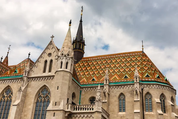 Matthias igreja em Budapeste húngaro com telhado colorido — Fotografia de Stock