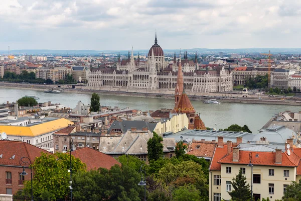 Pohled na Budapešť s maďarskou budovou parlamentu podél Dunaje — Stock fotografie