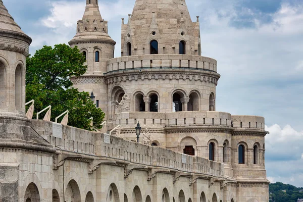 Blick auf Mauern und Gebäude der Budapest Fisherman Bastion — Stockfoto