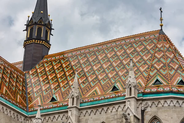 Kościół Matthias w węgierskim Budapeszcie z kolorowym dachem — Zdjęcie stockowe