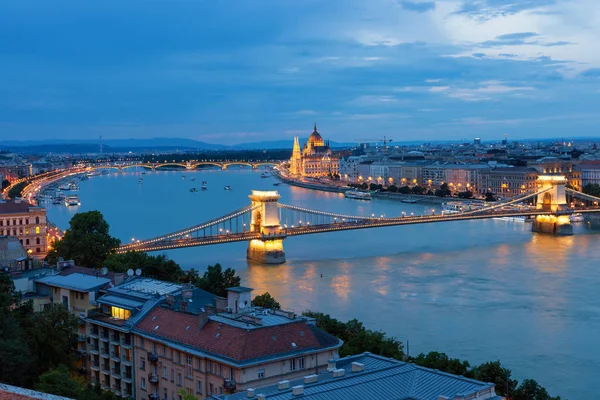 Закат Будапешта вдоль Дуная с Цепным мостом и зданием парламента — стоковое фото