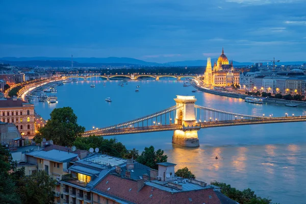 Закат Будапешта вдоль Дуная с Цепным мостом и зданием парламента — стоковое фото