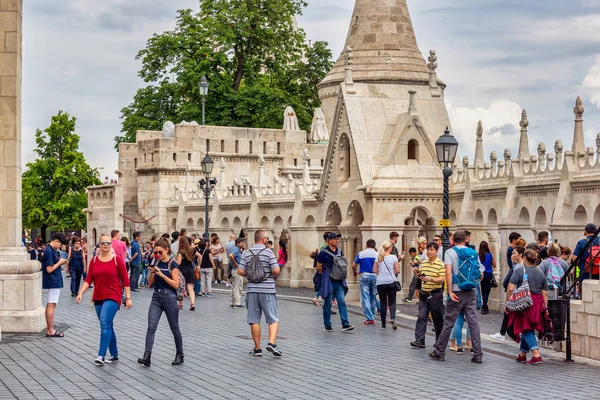 Visitors at square near Fishermans Bastion in Budapest — Stock Photo, Image
