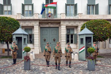 Budapeşte 'deki Sandor Sarayı önünde askeri muhafızların değişmesi.