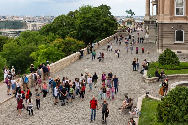 Square med människor nära Buda slott och utsikt över Budapest — Stockfoto