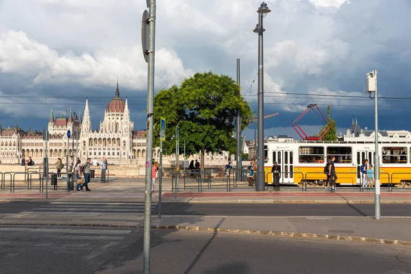 Paragem de eléctrico ao longo do Danúbio e em frente ao edifício do Parlamento húngaro — Fotografia de Stock