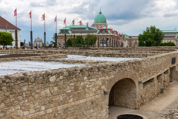 Ruïnes Kasteel Boeda met uitzicht op historisch museum Boedapest — Stockfoto