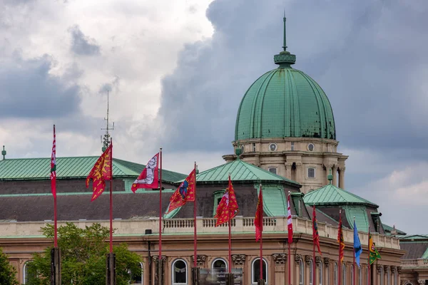 Historické muzeum v Budapešti s vlajkami a zataženo — Stock fotografie