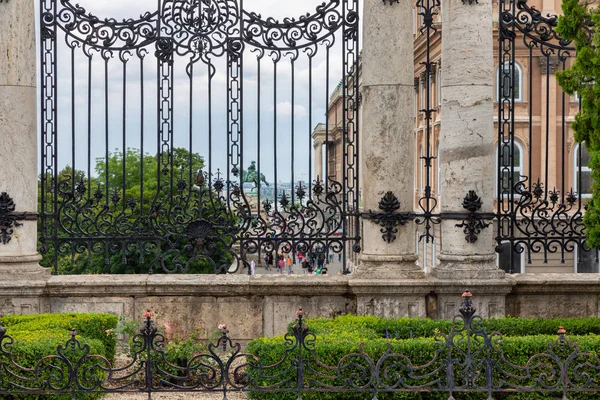 Colonne in marmo con cancello in ferro vicino al Castello di Buda Budapest Ungheria — Foto Stock