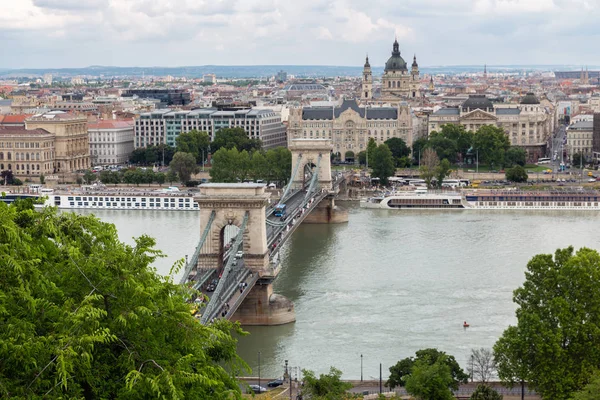 Uitzicht op Boedapest met St. Stephen Basilica en Kettingbrug — Stockfoto