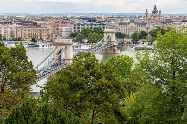 Uitzicht op Boedapest met St. Stephen Basilica en Kettingbrug — Stockfoto