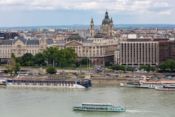 Uitzicht op de skyline van Boedapest met St. Stephen Basiliek gebouw — Stockfoto