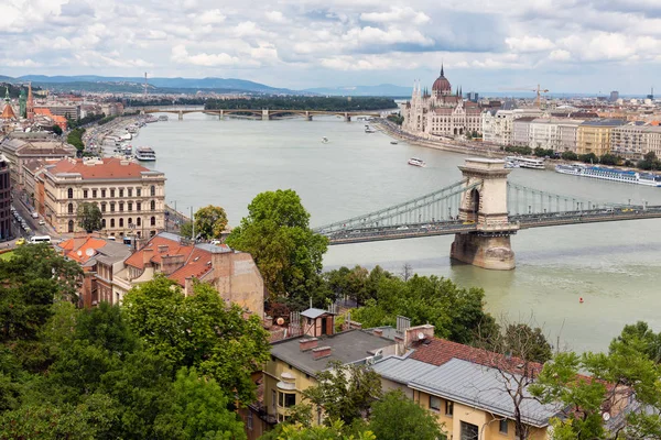 View at Budapest with Hungarian parliament building and chain bridge — стоковое фото