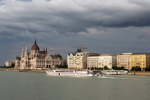Budapeşte 'deki parlamento binası yakınlarındaki Tuna Nehri' nden kalkış — Stok fotoğraf
