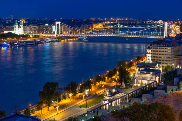 Воздушное ночное видение Будапешта с мостом Елизаветы через Дунай — стоковое фото