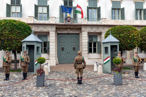 Mudando a guarda militar em frente ao Palácio Sandor Budapeste Fotos De Bancos De Imagens