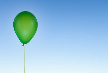 Doğum günü için yeşil balon ve mavi gökyüzünde izole edilmiş kutlamalar