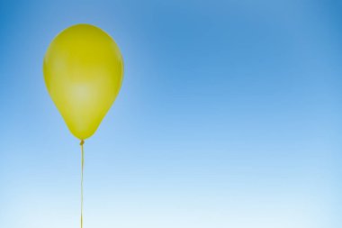 Doğum günü için sarı balon ve mavi gökyüzünde izole edilmiş kutlamalar