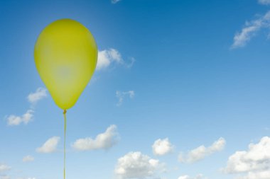 Sarı balon bulutlu mavi gökyüzünde izole