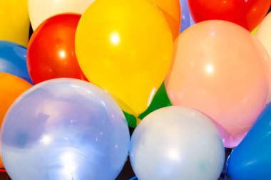 Koyu arkaplana karşı öncülük eden renkli balonlar